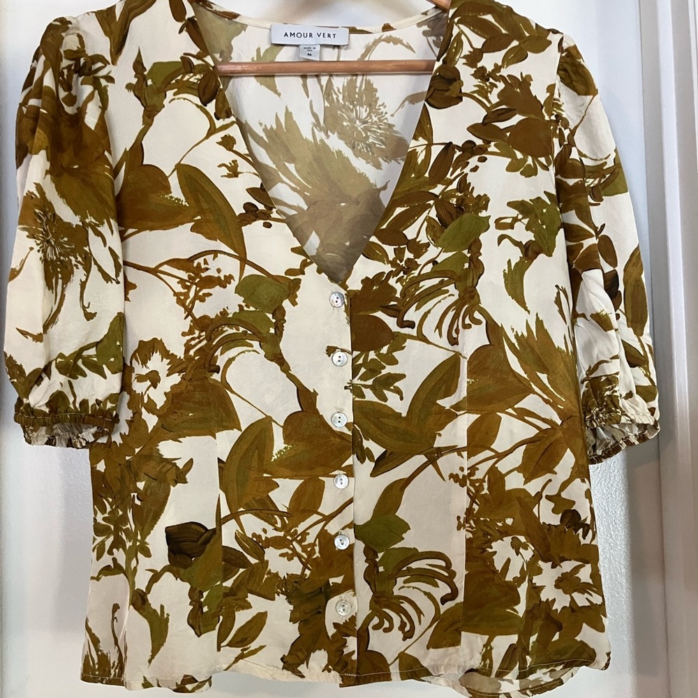 Amour Vert Simona button blouse, size Medium in Pasadena Gold and cream